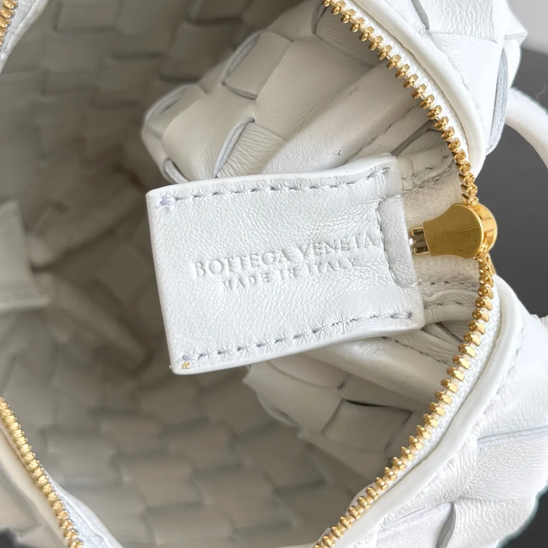 Batch 1560 New version and new color (third generation) 𝗕𝗼𝘁𝘁𝗲𝗴𝗮 𝗩𝗲𝗻𝗲𝘁𝗮 ——— BV’s best value for money, the latest version of the loop camera bag💥, large woven texture, super high quality lambskin as always, with zippers, adjustable drawstrings, it’s especially suitable for the belly💫It can fit anything, and it’s very light weight, suitable🈴️for girls of all ages. Size: 17*10*6cm Style number: 723547